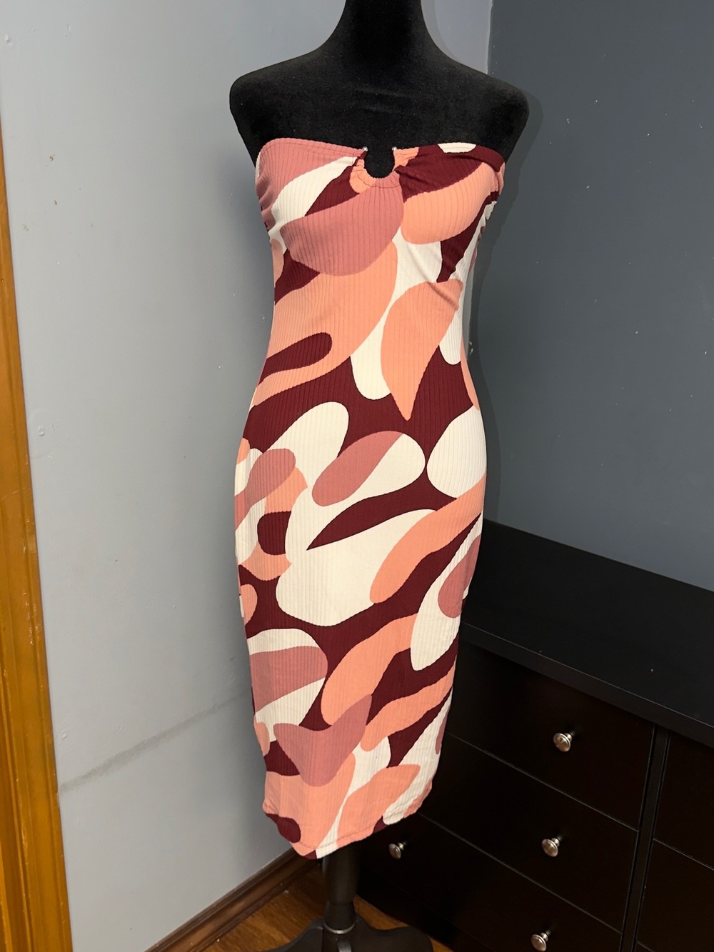 Derek Heart Strapless Abstract Print Midi Dress in Pink, Burgundy & Cream